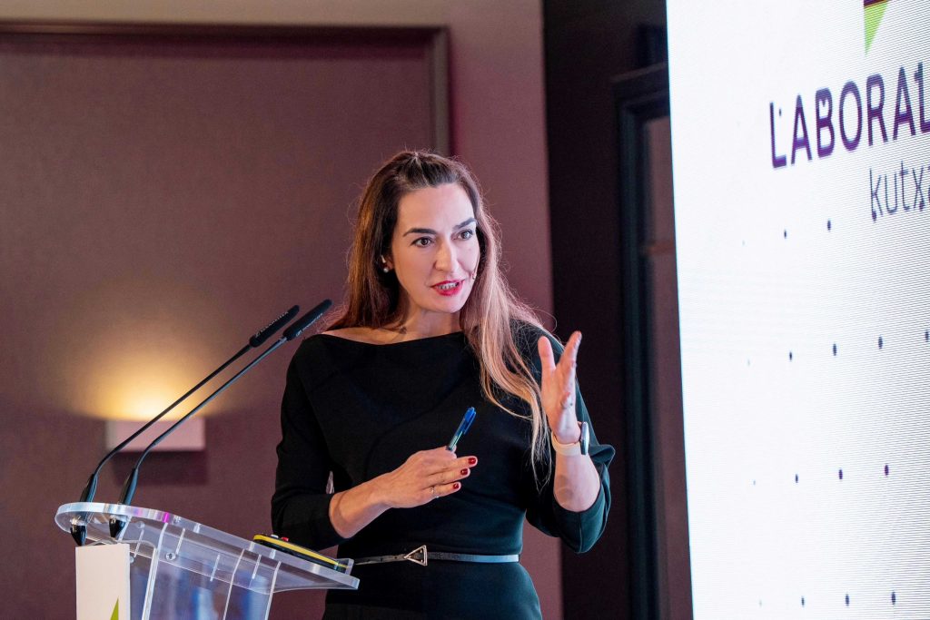 11presentadora-eventos-navarra-economia-laboralkutxa-pamplona-zuberoa-garcia